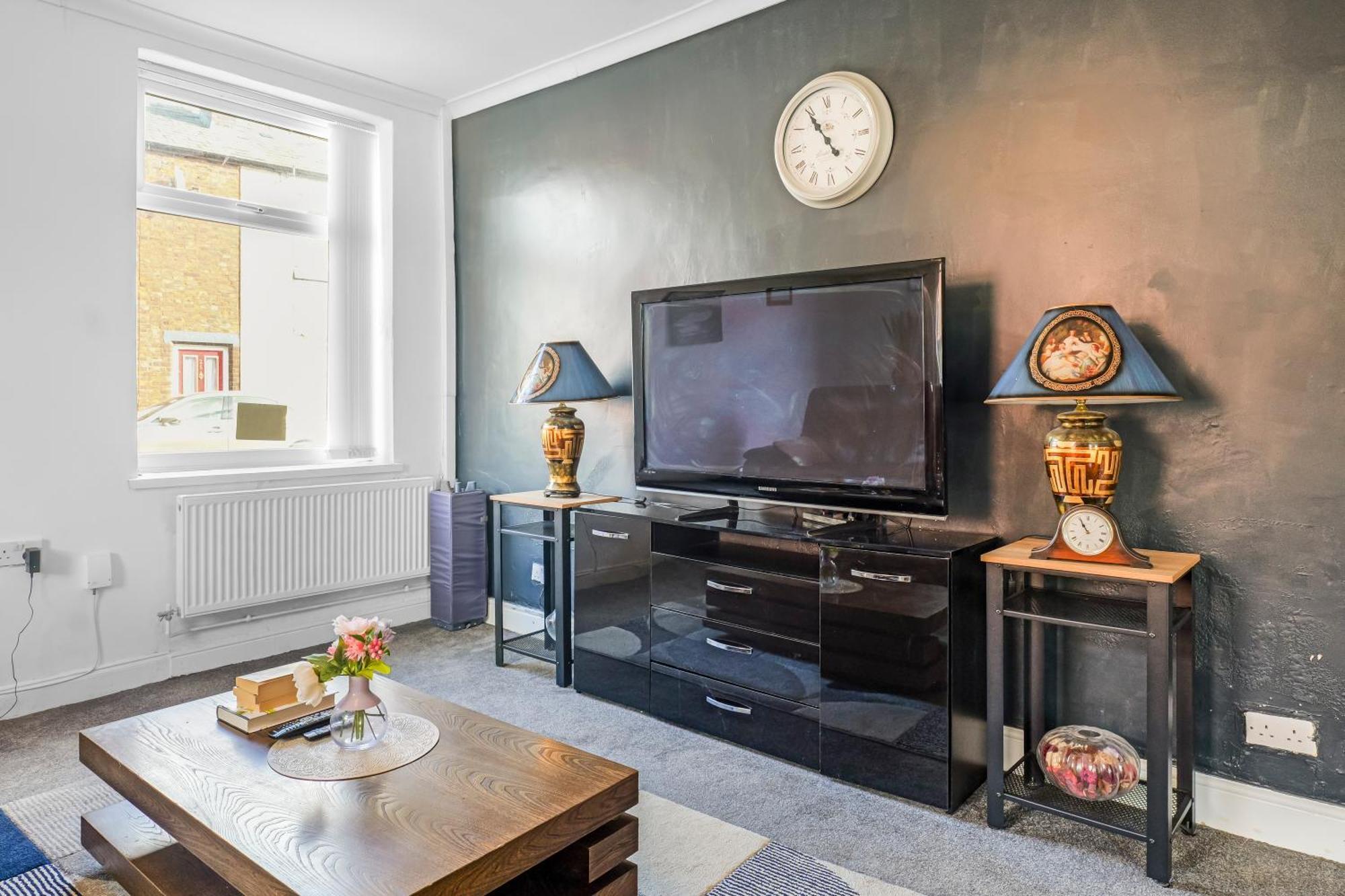 Rochdale 3 Bedroom House 2 Bath With Free Parking Sleeps 7 Dış mekan fotoğraf
