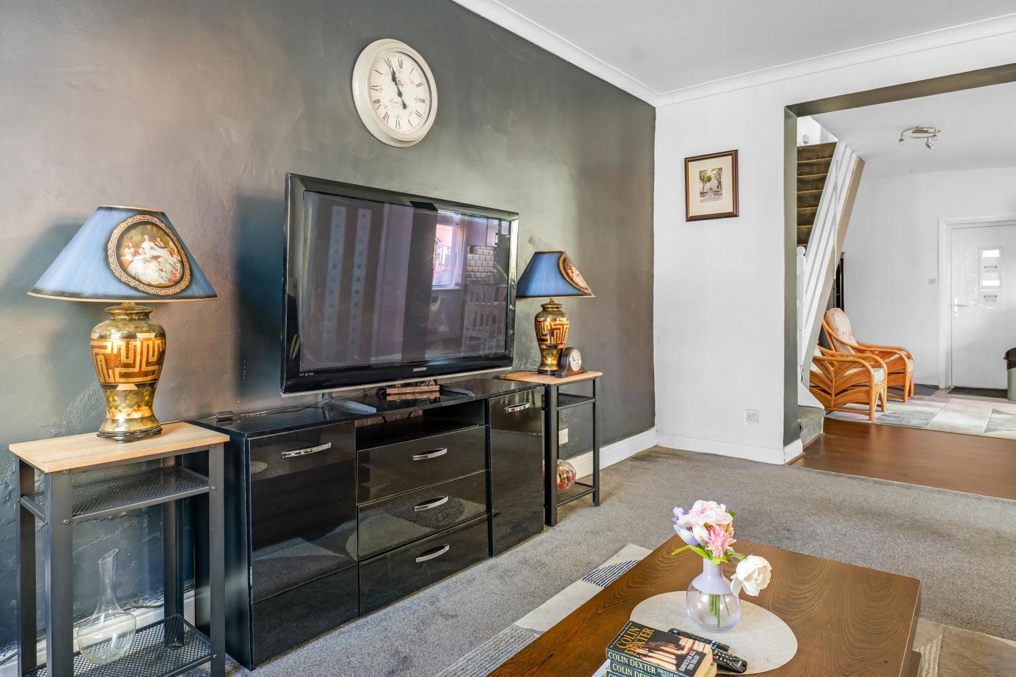 Rochdale 3 Bedroom House 2 Bath With Free Parking Sleeps 7 Dış mekan fotoğraf