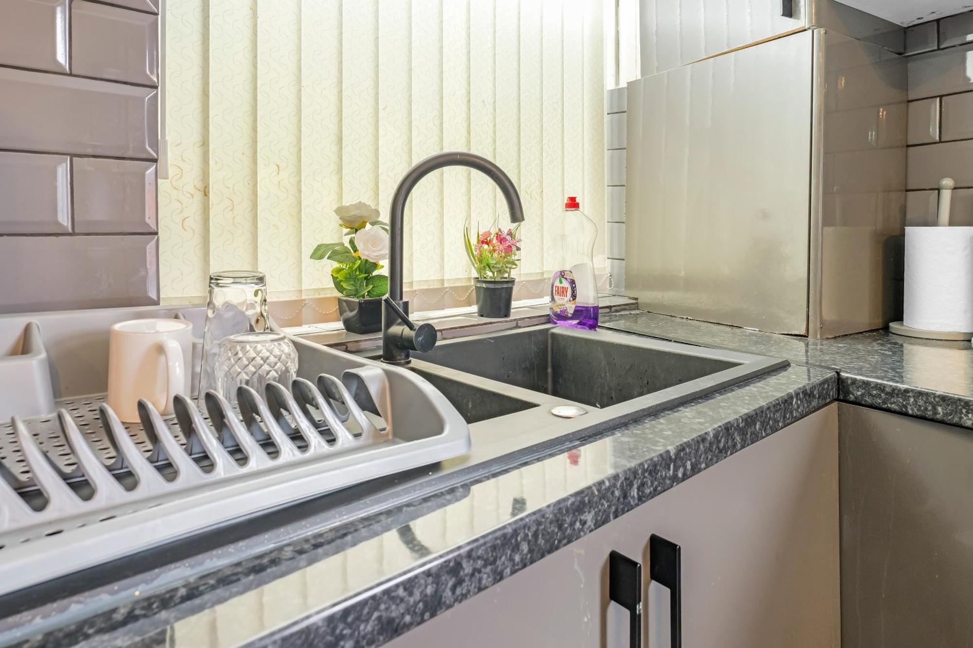 Rochdale 3 Bedroom House 2 Bath With Free Parking Sleeps 7 Dış mekan fotoğraf