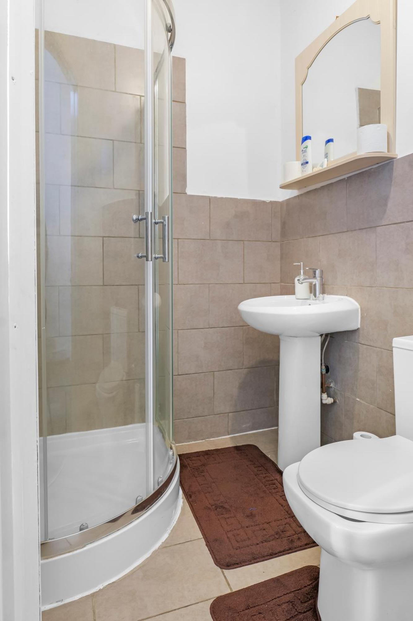 Rochdale 3 Bedroom House 2 Bath With Free Parking Sleeps 7 Dış mekan fotoğraf