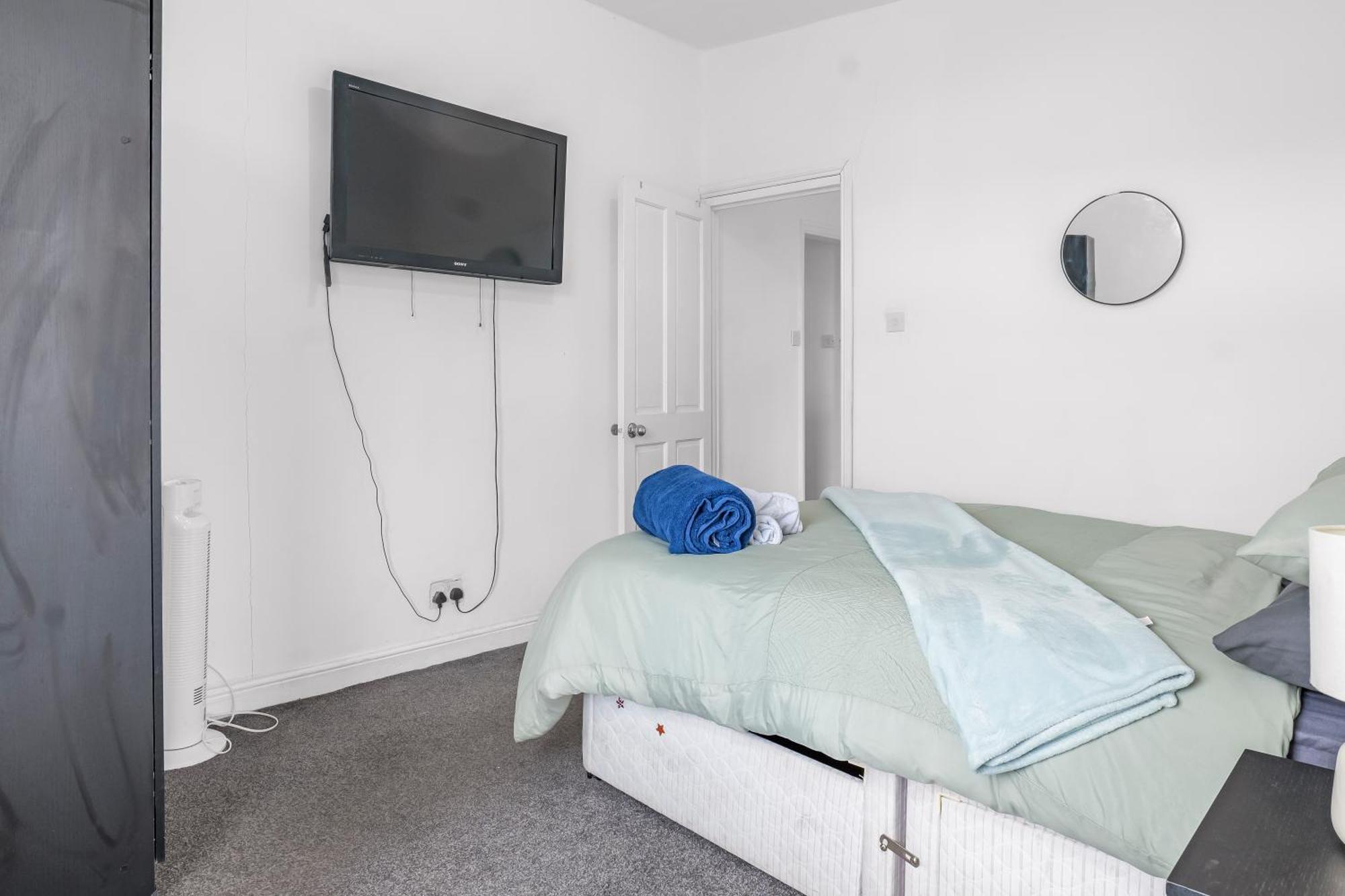 Rochdale 3 Bedroom House 2 Bath With Free Parking Sleeps 7 Dış mekan fotoğraf