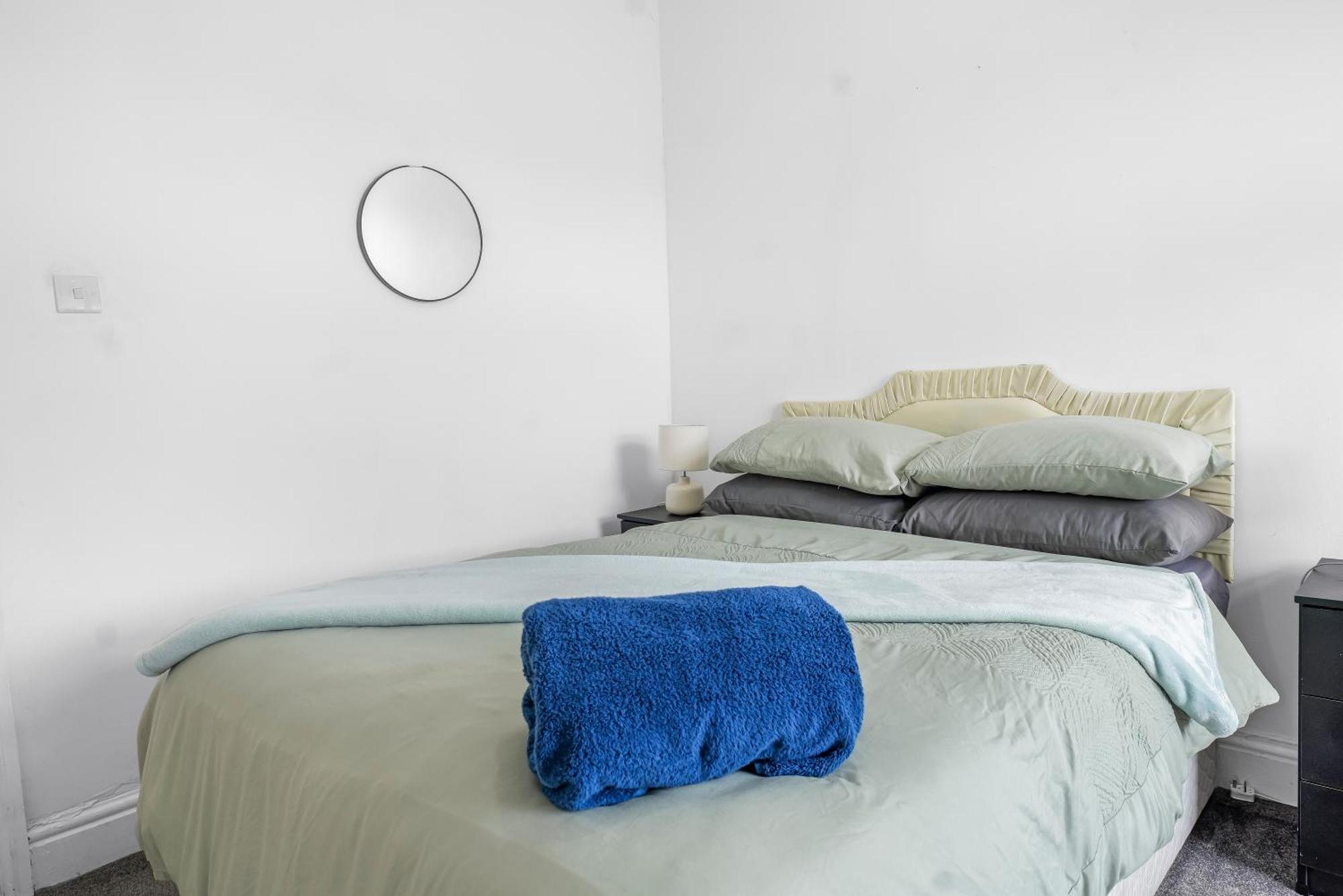 Rochdale 3 Bedroom House 2 Bath With Free Parking Sleeps 7 Dış mekan fotoğraf