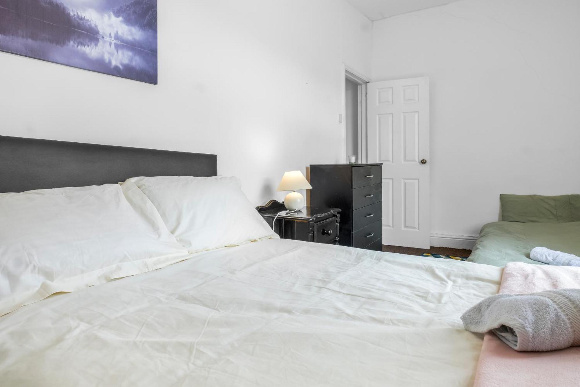 Rochdale 3 Bedroom House 2 Bath With Free Parking Sleeps 7 Dış mekan fotoğraf